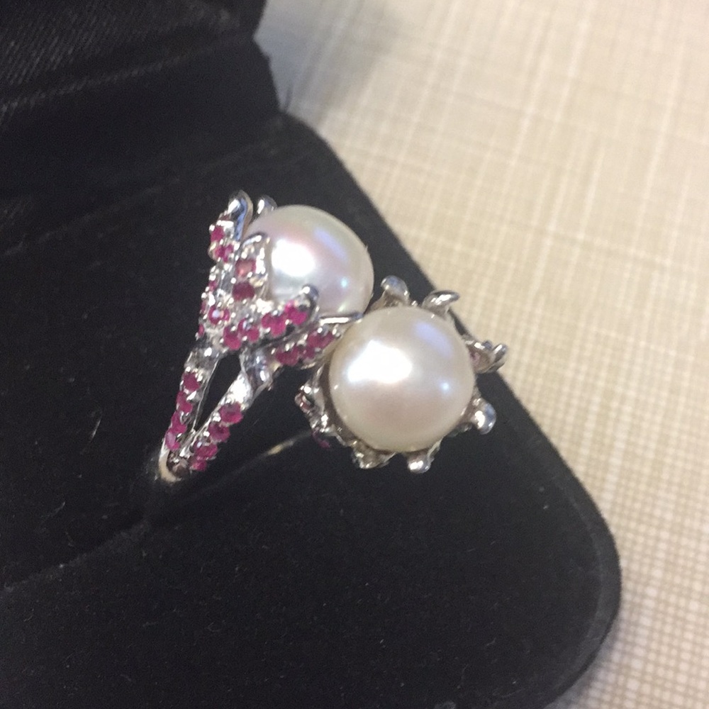 Deluxe Natural Button Creamy Pearl 9mm Rubies Ring